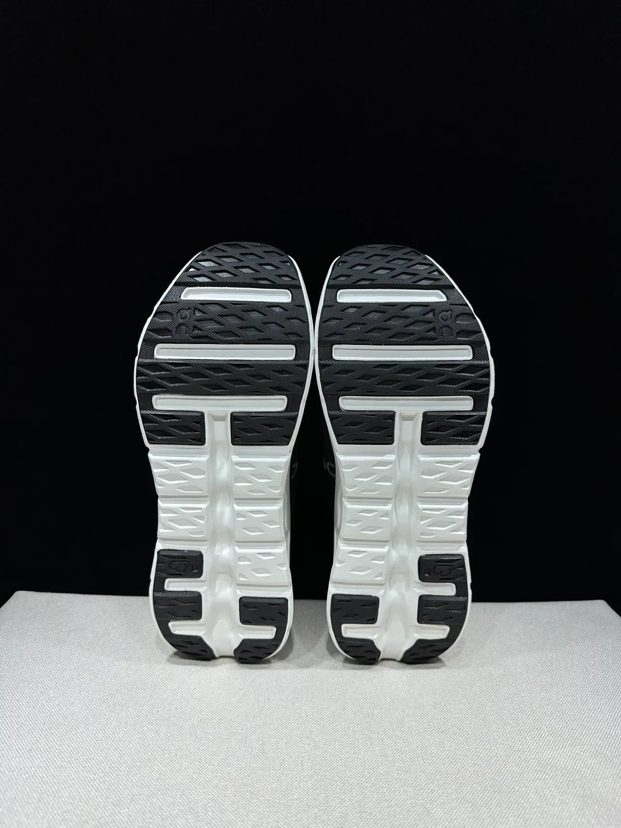 On Tênis Cinza Branco Upper Tricô Esculturado Cloud-Pod Lifestyle 2