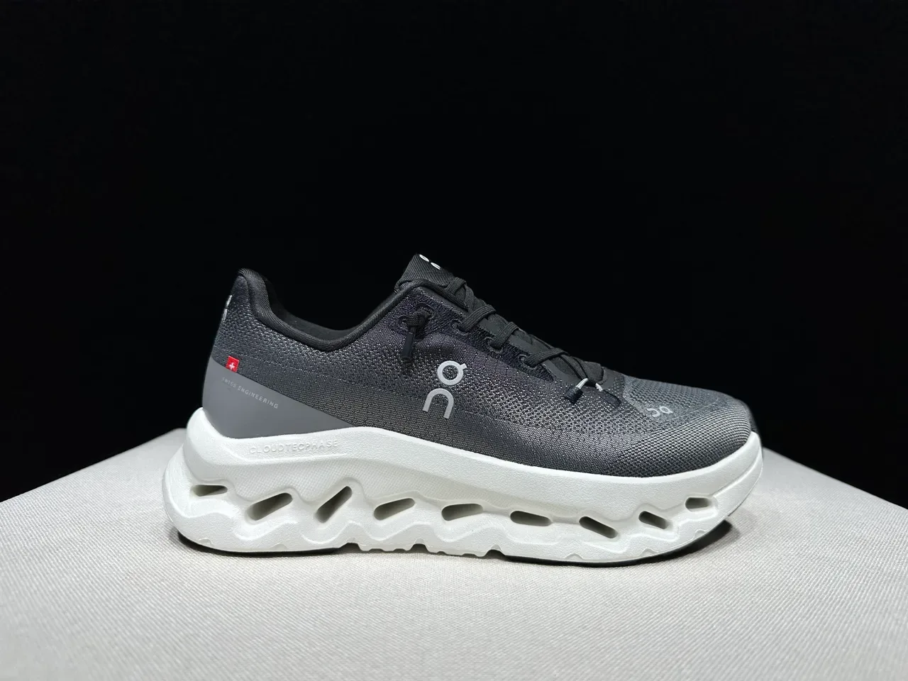 On Tênis Cinza Branco Upper Tricô Esculturado Cloud-Pod Lifestyle 3
