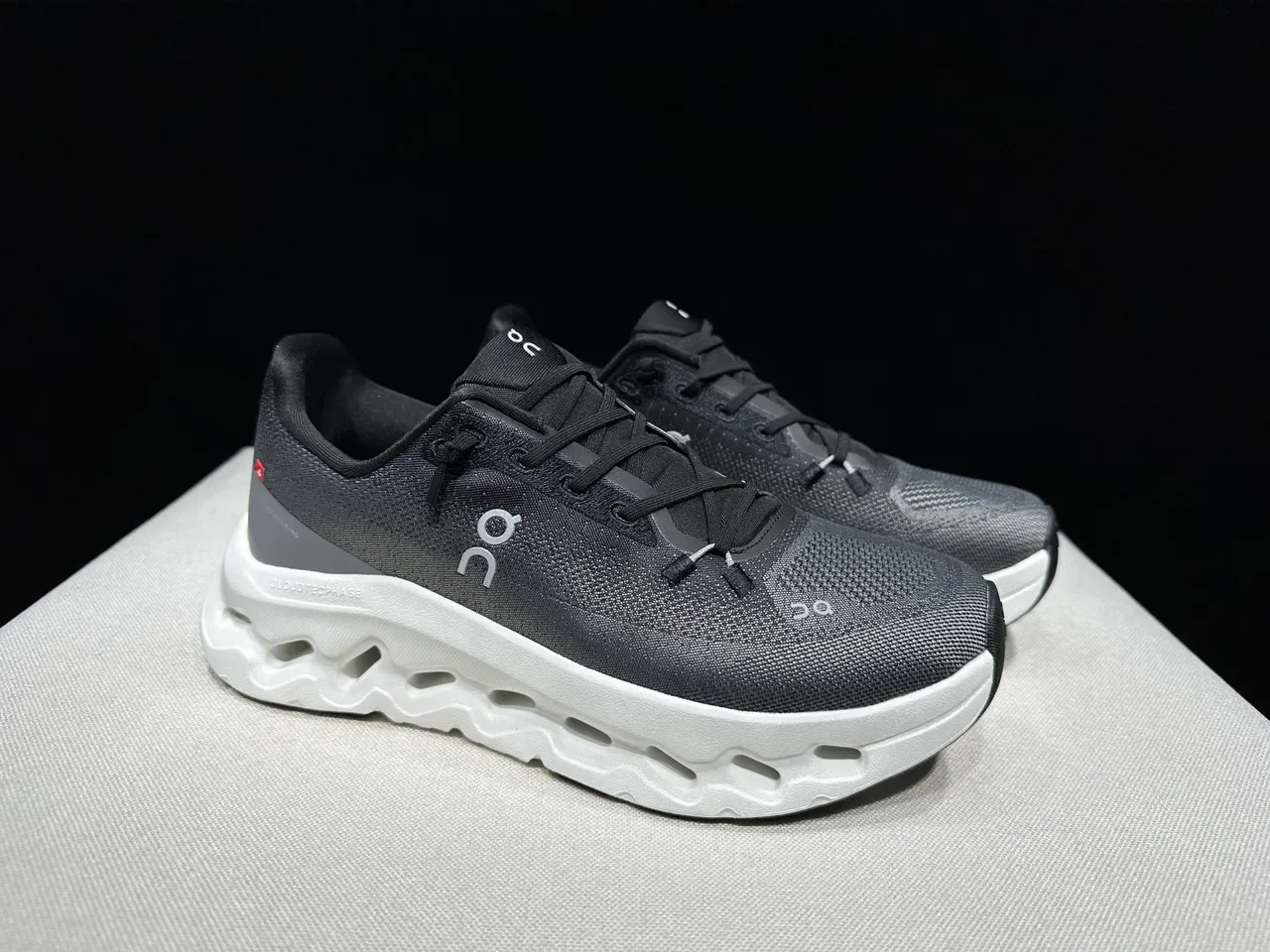 On Tênis Cinza Branco Upper Tricô Esculturado Cloud-Pod Lifestyle 4