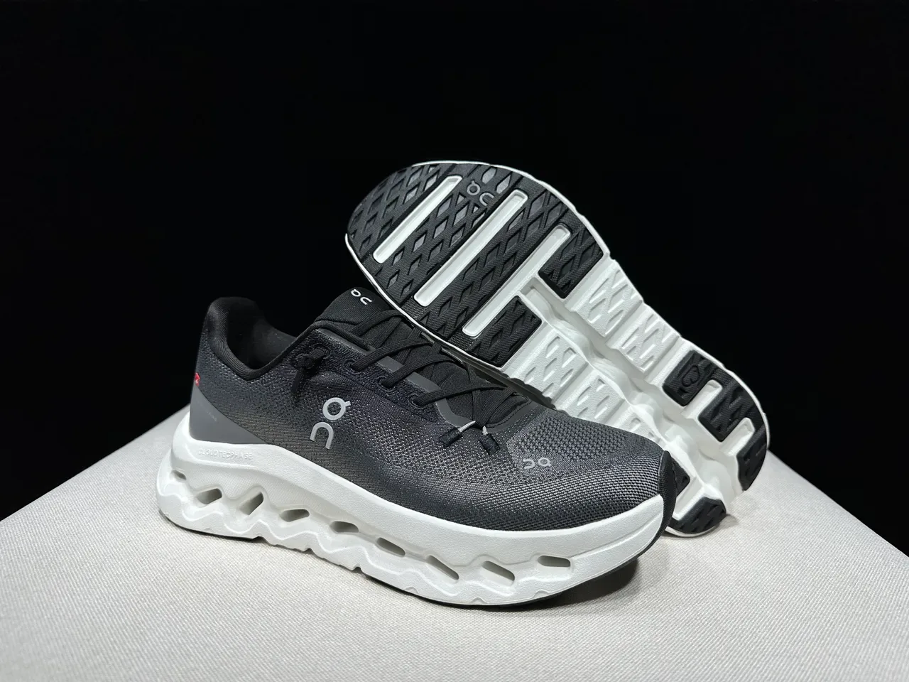 On Tênis Cinza Branco Upper Tricô Esculturado Cloud-Pod Lifestyle 5