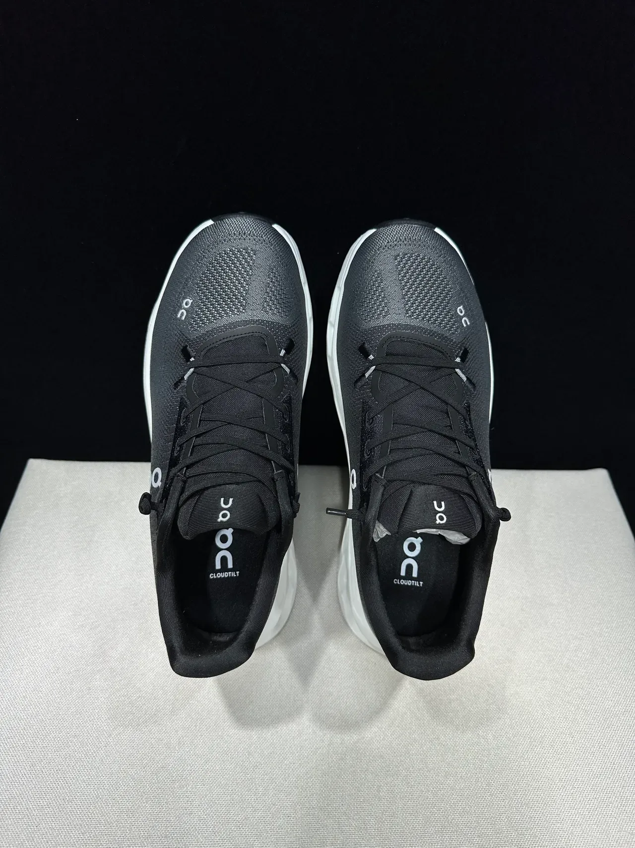 On Tênis Cinza Branco Upper Tricô Esculturado Cloud-Pod Lifestyle 6