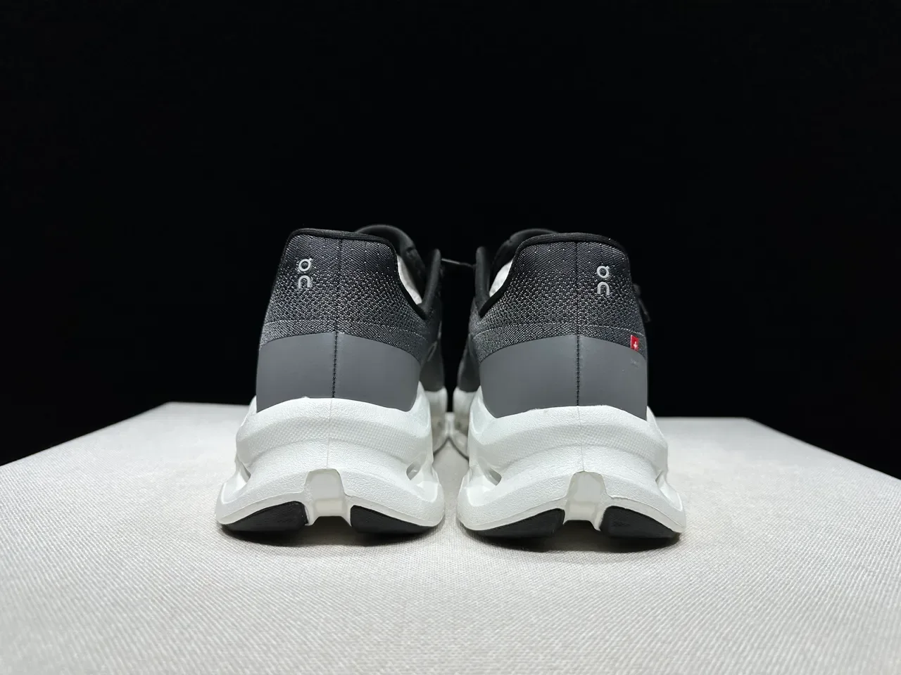 On Tênis Cinza Branco Upper Tricô Esculturado Cloud-Pod Lifestyle 7