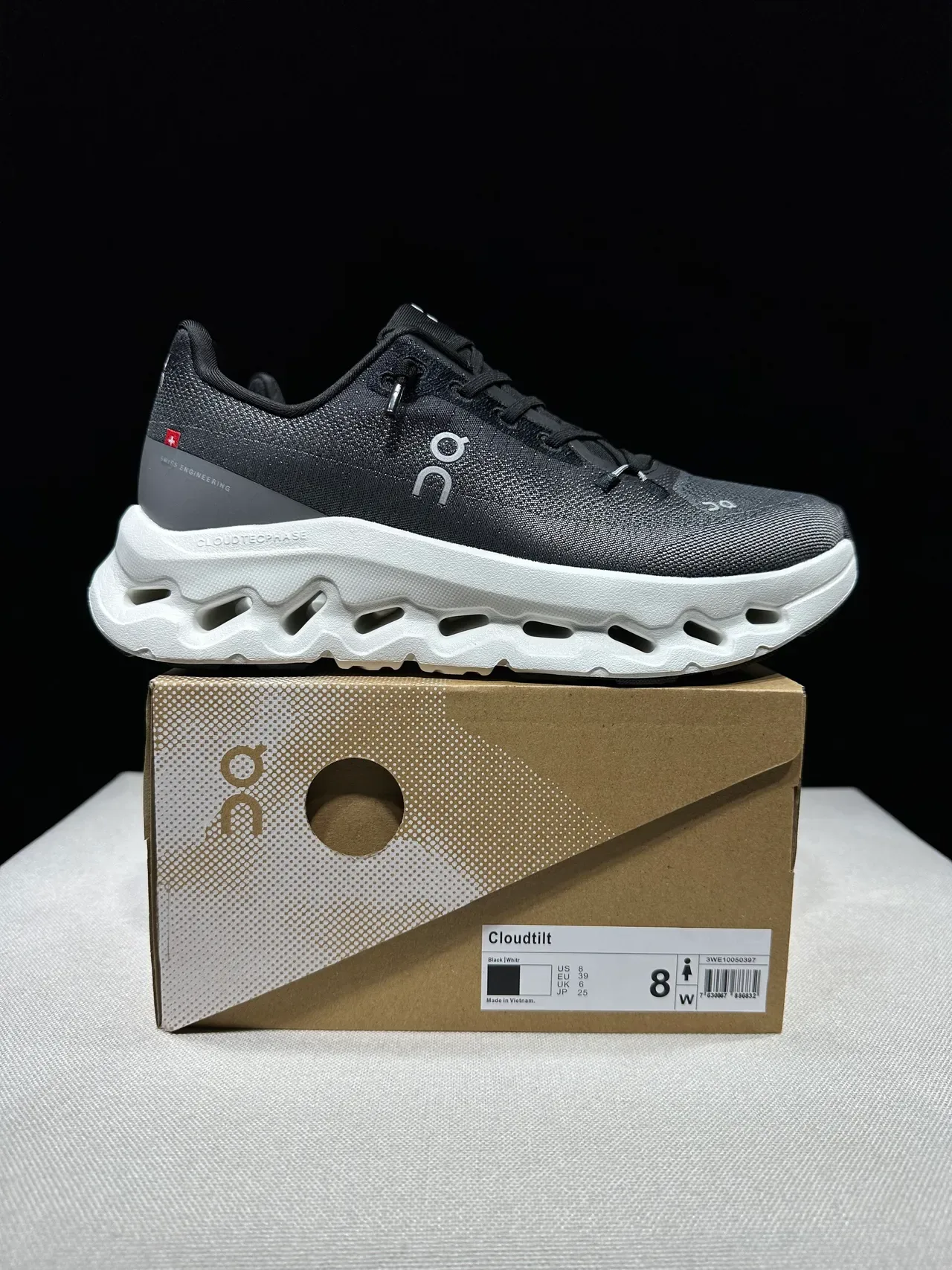 On Tênis Cinza Branco Upper Tricô Esculturado Cloud-Pod Lifestyle 9
