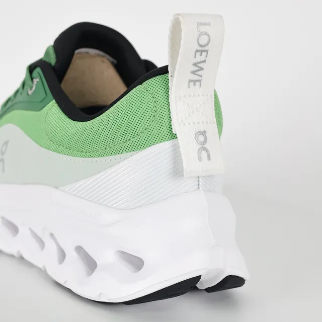 On Chaussures Lifestyle Vert Blanc Sculpté Podded Midsole Deux Tons Et Upper 4