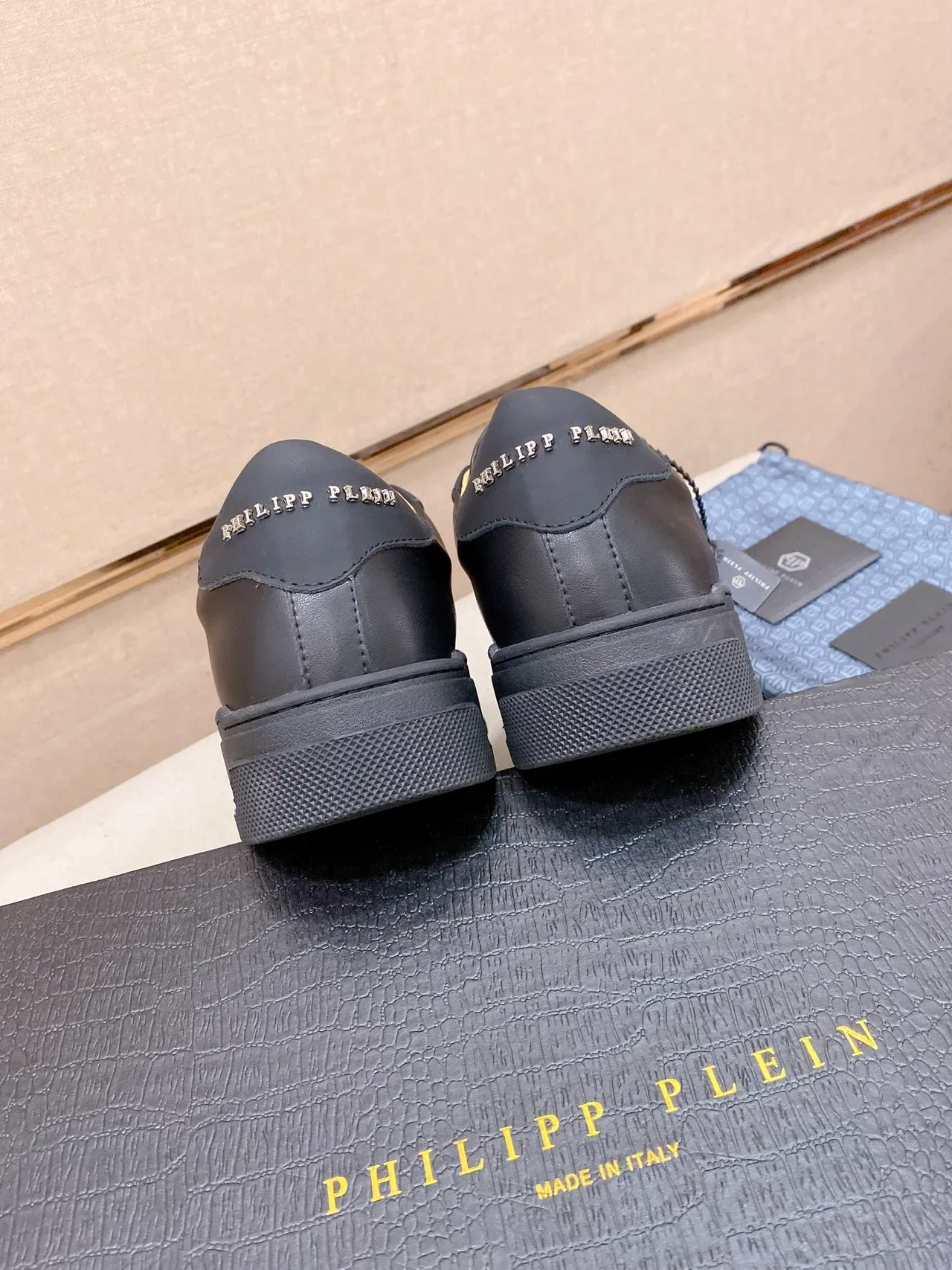 Philipp Plein Noir Beige Cuir Lisse Supérieur Hexagonal PP Logo Sneakers Lifestyle 3