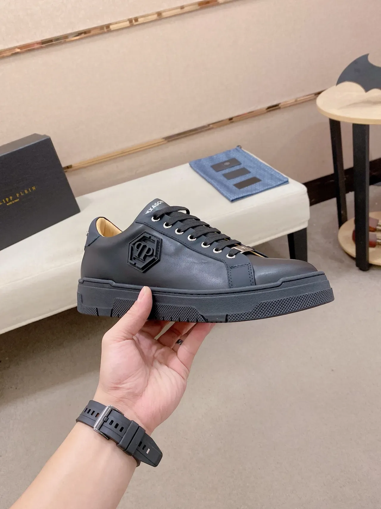 Philipp Plein Noir Beige Cuir Lisse Supérieur Hexagonal PP Logo Sneakers Lifestyle 5