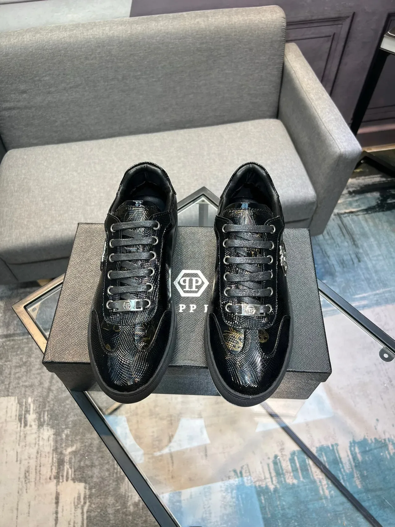 Philipp Plein Sneaker Lifestyle Noir Or Effet Texturisé Peau de Serpent Partie Supérieure Broderie Florale Sneaker Lifestyle 2