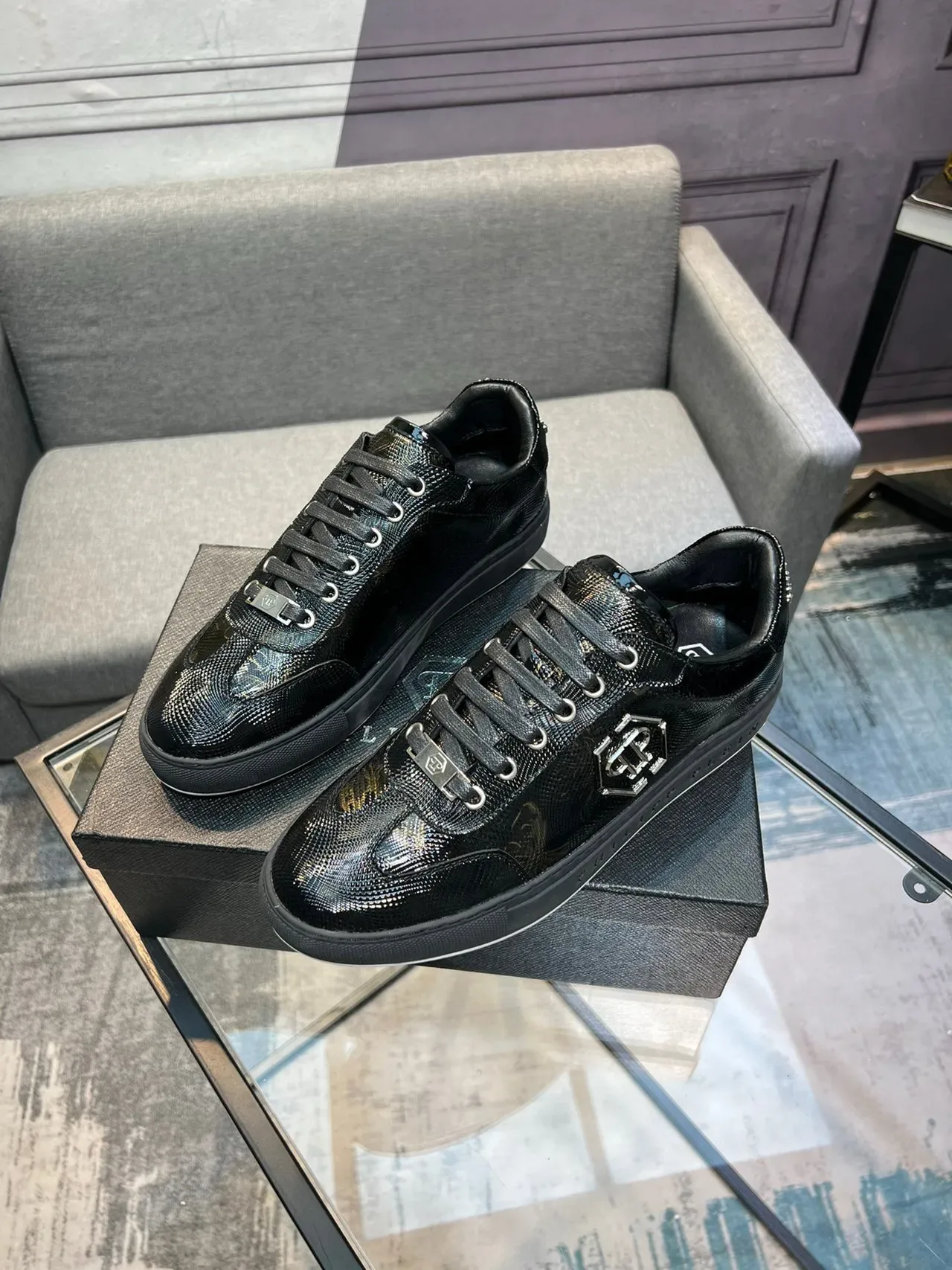 Philipp Plein Sneaker Lifestyle Noir Or Effet Texturisé Peau de Serpent Partie Supérieure Broderie Florale Sneaker Lifestyle 3