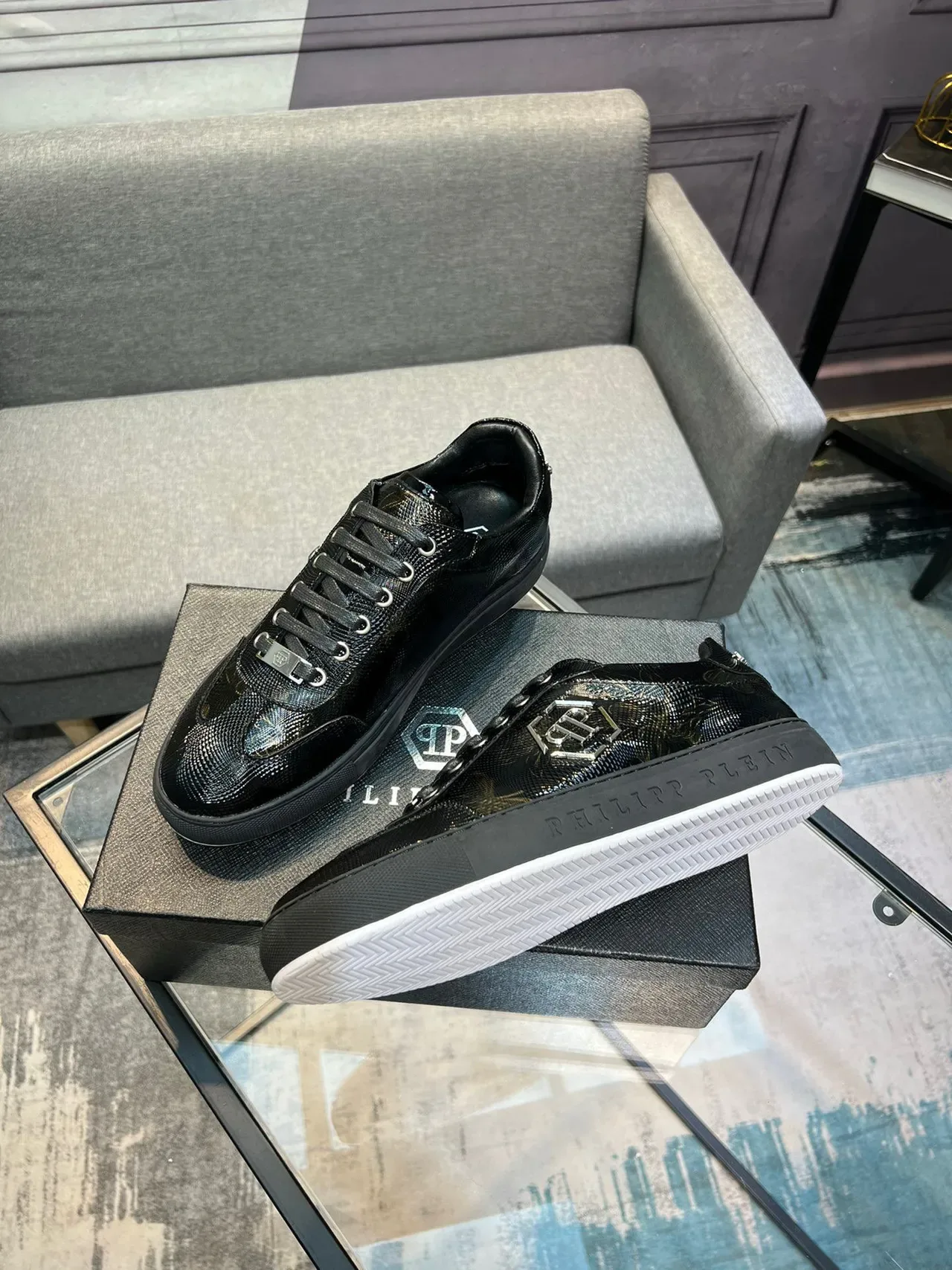 Philipp Plein Sneaker Lifestyle Noir Or Effet Texturisé Peau de Serpent Partie Supérieure Broderie Florale Sneaker Lifestyle 4