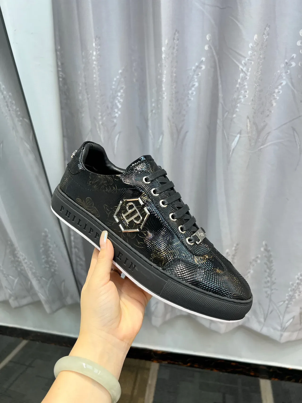 Philipp Plein Sneaker Lifestyle Noir Or Effet Texturisé Peau de Serpent Partie Supérieure Broderie Florale Sneaker Lifestyle 6