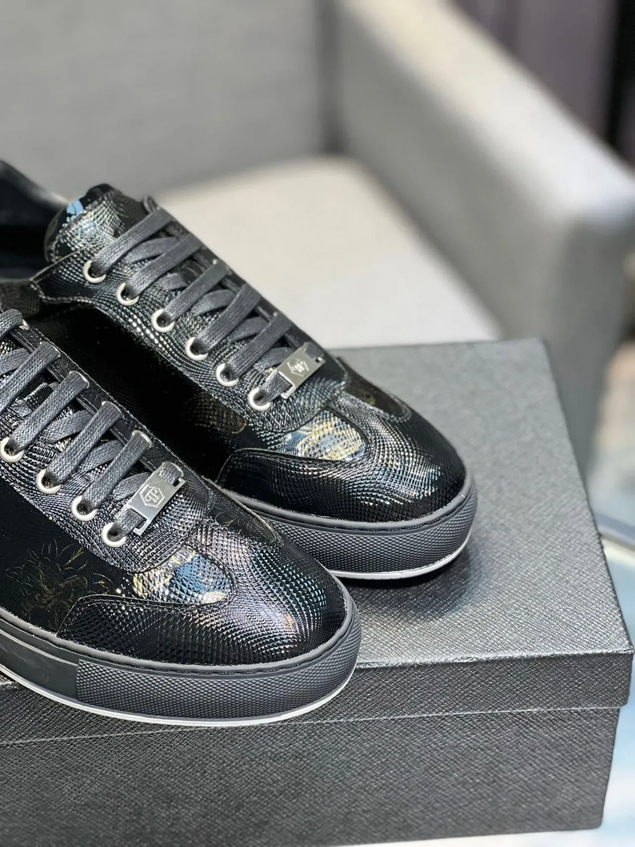 Philipp Plein Sneaker Lifestyle Noir Or Effet Texturisé Peau de Serpent Partie Supérieure Broderie Florale Sneaker Lifestyle 9