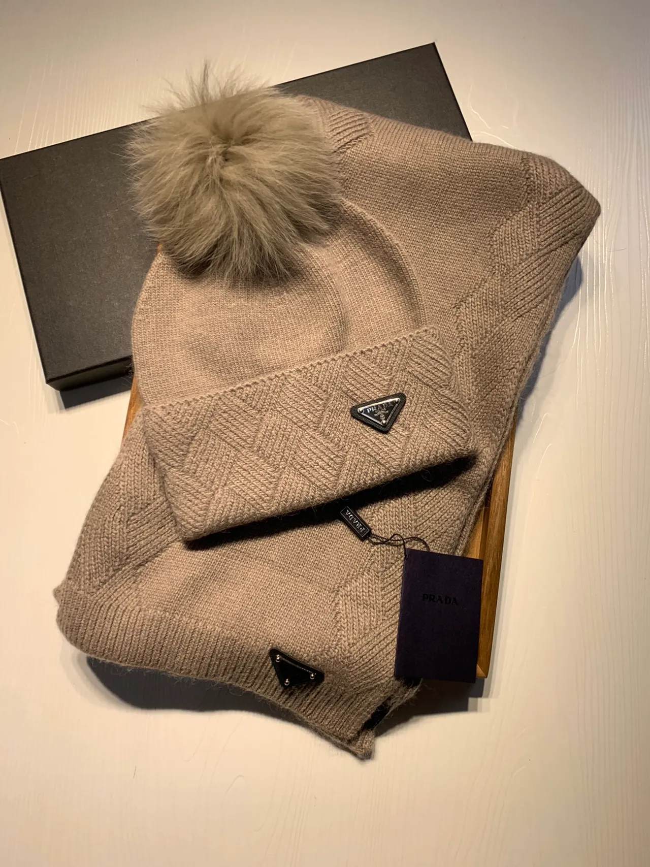 Prada Bonnet Beige Tricoté à Manchette Herringbone Fausse Fourrure Pom-Pom 3