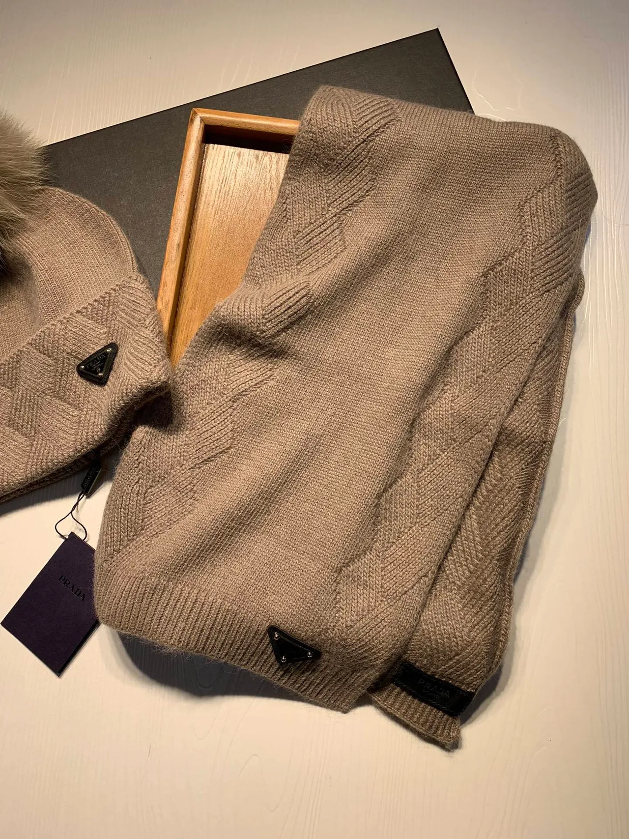 Prada Bonnet Beige Tricoté à Manchette Herringbone Fausse Fourrure Pom-Pom 4