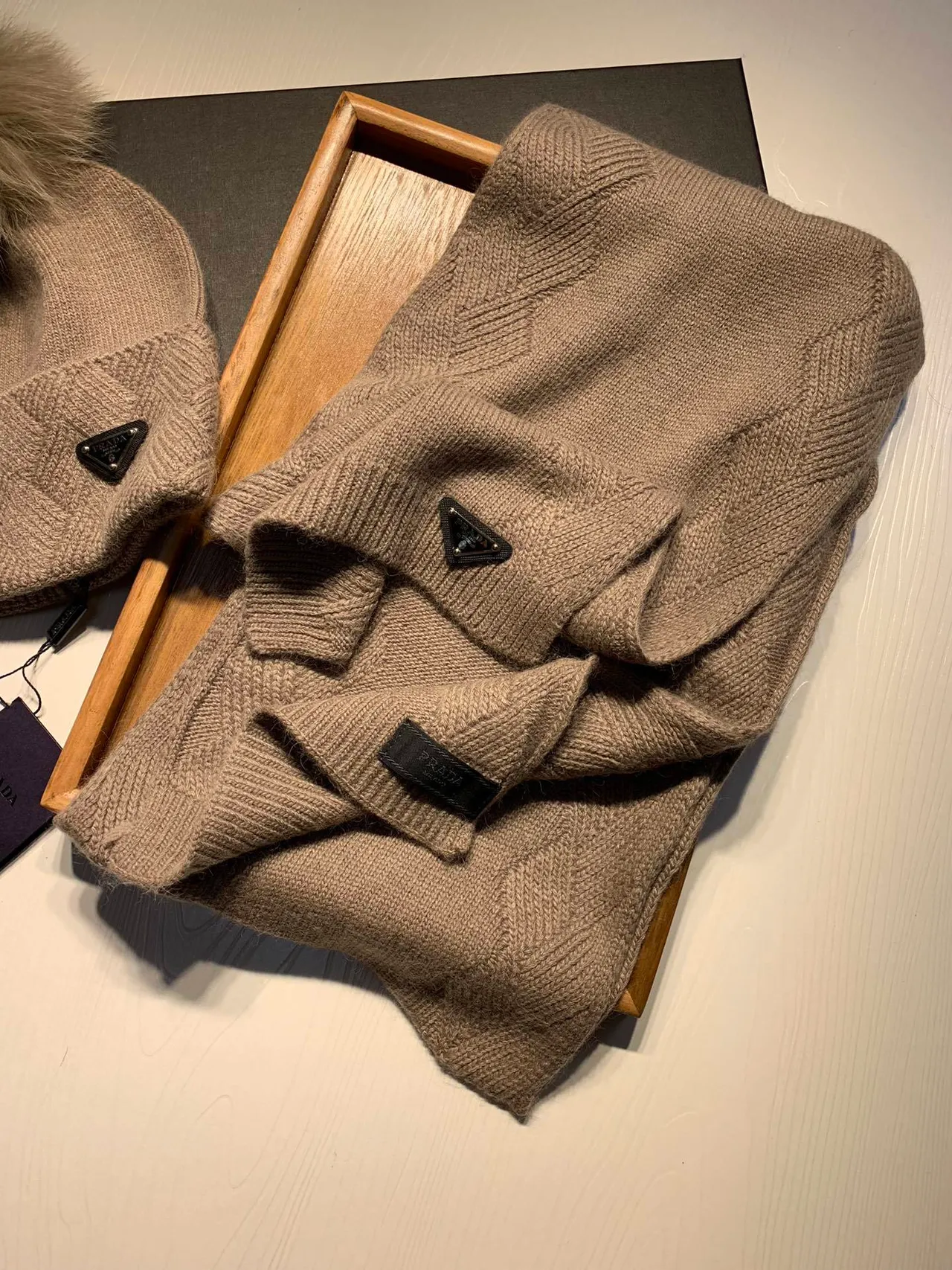 Prada Bonnet Beige Tricoté à Manchette Herringbone Fausse Fourrure Pom-Pom 5