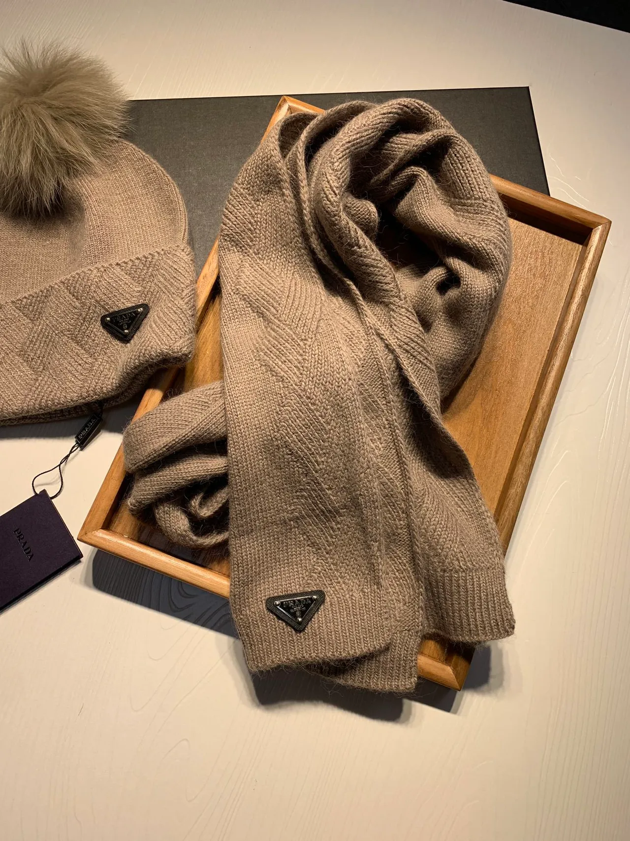 Prada Bonnet Beige Tricoté à Manchette Herringbone Fausse Fourrure Pom-Pom 6