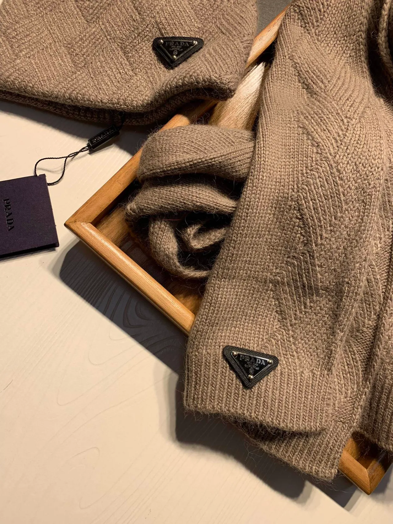 Prada Bonnet Beige Tricoté à Manchette Herringbone Fausse Fourrure Pom-Pom 7