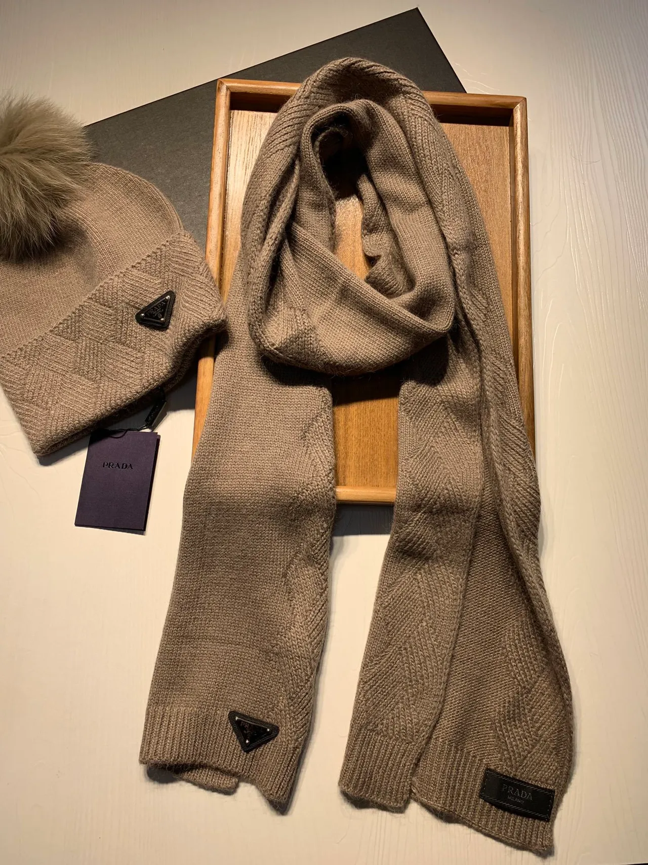 Prada Bonnet Beige Tricoté à Manchette Herringbone Fausse Fourrure Pom-Pom 8