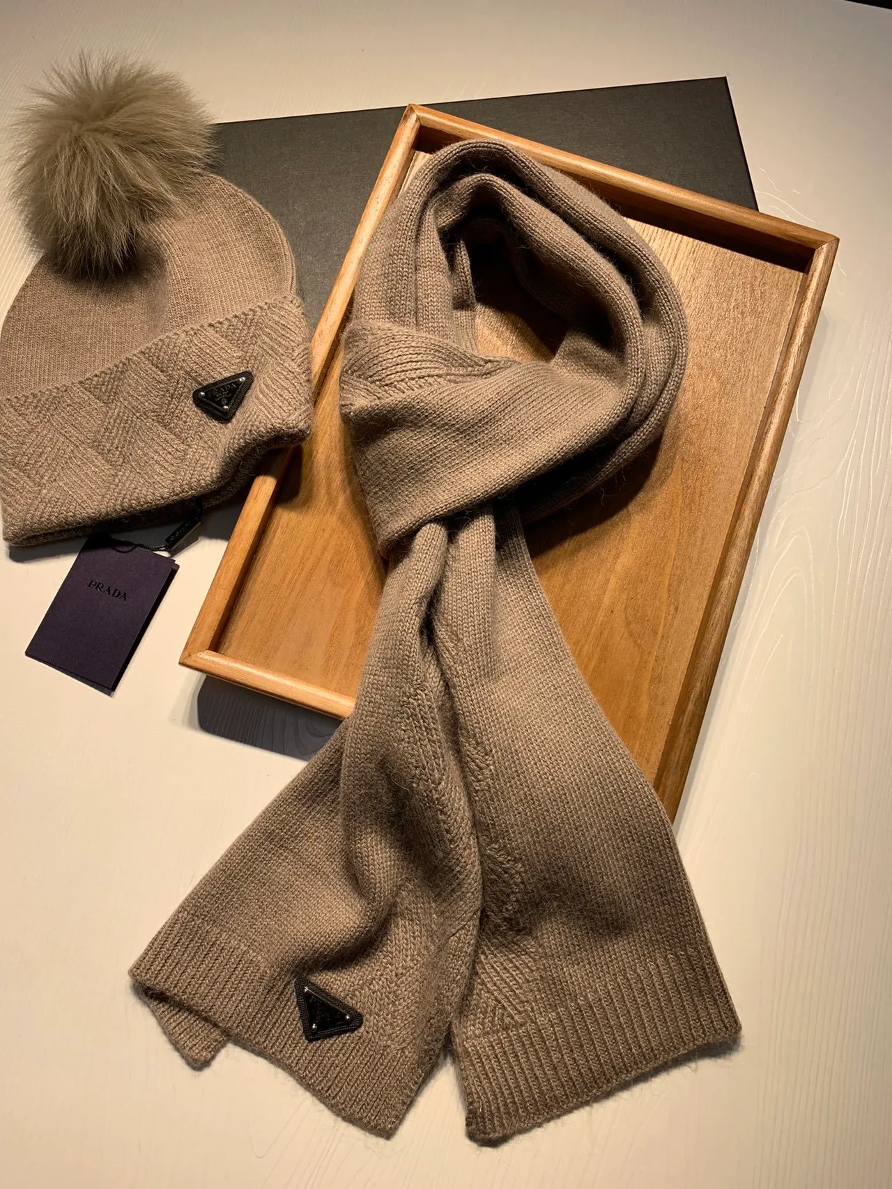 Prada Bonnet Beige Tricoté à Manchette Herringbone Fausse Fourrure Pom-Pom 9