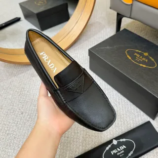 Prada أسود بيج جلد إصبع مربع لوفر