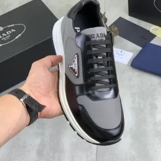 Prada Noir Gris Haut en Matériau Mixte Panneaux en Cuir Brillant Chaussures Lifestyle