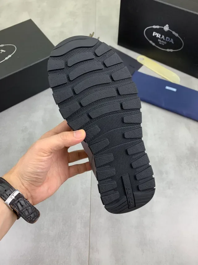 Prada Noir Gris Haut en Matériau Mixte Panneaux en Cuir Brillant Chaussures Lifestyle 2