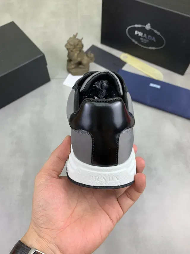 Prada Noir Gris Haut en Matériau Mixte Panneaux en Cuir Brillant Chaussures Lifestyle 3