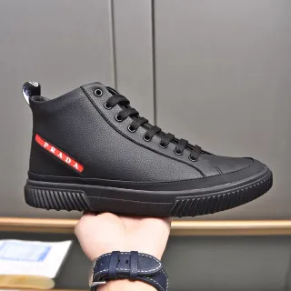 Prada Sneakers Lifestyle en Cuir Pebbled Noir et Rouge High Top