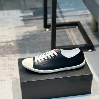 Sneakers lifestyle Prada cuir noir et blanc avec contrast à la pointe du pied