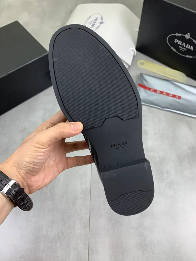 Prada Sapatos Oxford Couro Patentado Brilho Alto Cor Bordô Preto Bico Cap 2