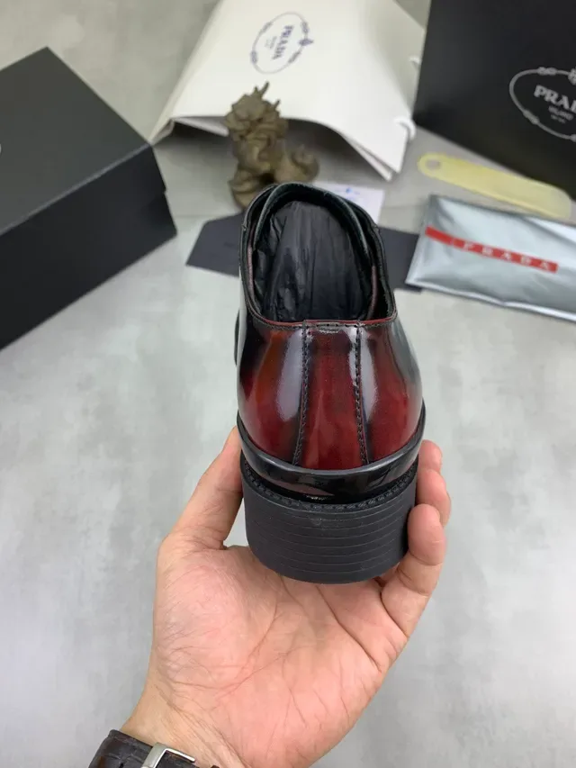 Prada Sapatos Oxford Couro Patentado Brilho Alto Cor Bordô Preto Bico Cap 3