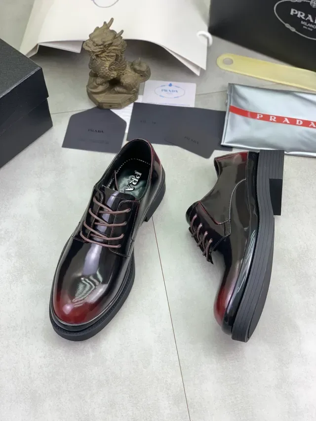 Prada Sapatos Oxford Couro Patentado Brilho Alto Cor Bordô Preto Bico Cap 5