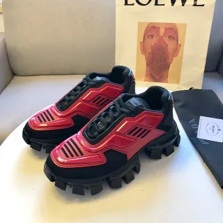 Prada Cloudbust أحذية رياضية سوداء ولون أحمر لامع سميكة