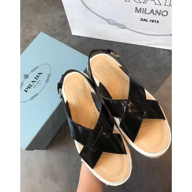Prada Cloudbust أسود بيج جلد لامع براق معصم متقاطع صندل كاجوال 4