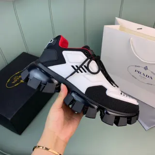 Prada Cloudbust أسود أبيض سولا مع مسامير لوحة هندسية حذاء رياضي سميك