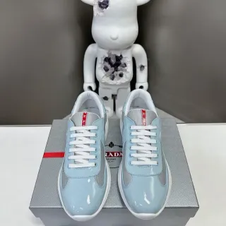 Prada Cloudbust Chaussures Lifestyle Bleu Blanc Cuir Patenté Brillant Panneaux en Maille Latéraux