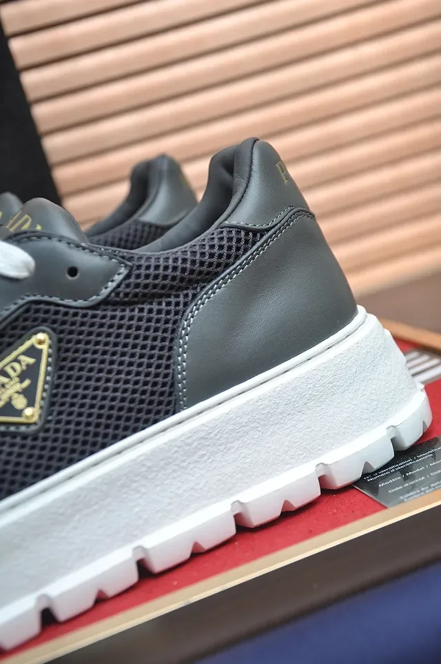 Prada Cloudbust ধূসর সাদা প্ল্যাটফর্ম সোল জালি এবং চামড়া উপর লাইফস্টাইল স্নিকার্স 2