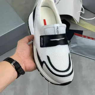 Prada Cloudbust সাদা কালো মেশ এবং সুয়েড উপর লোগো স্ট্র্যাপ ক্লোজার লাইফস্টাইল স্নিকার
