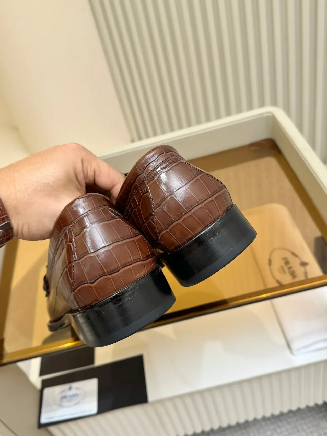 Mocassins Prada Marron Noir Cuir de Croc Embossé Boucle Plaque Métal 3