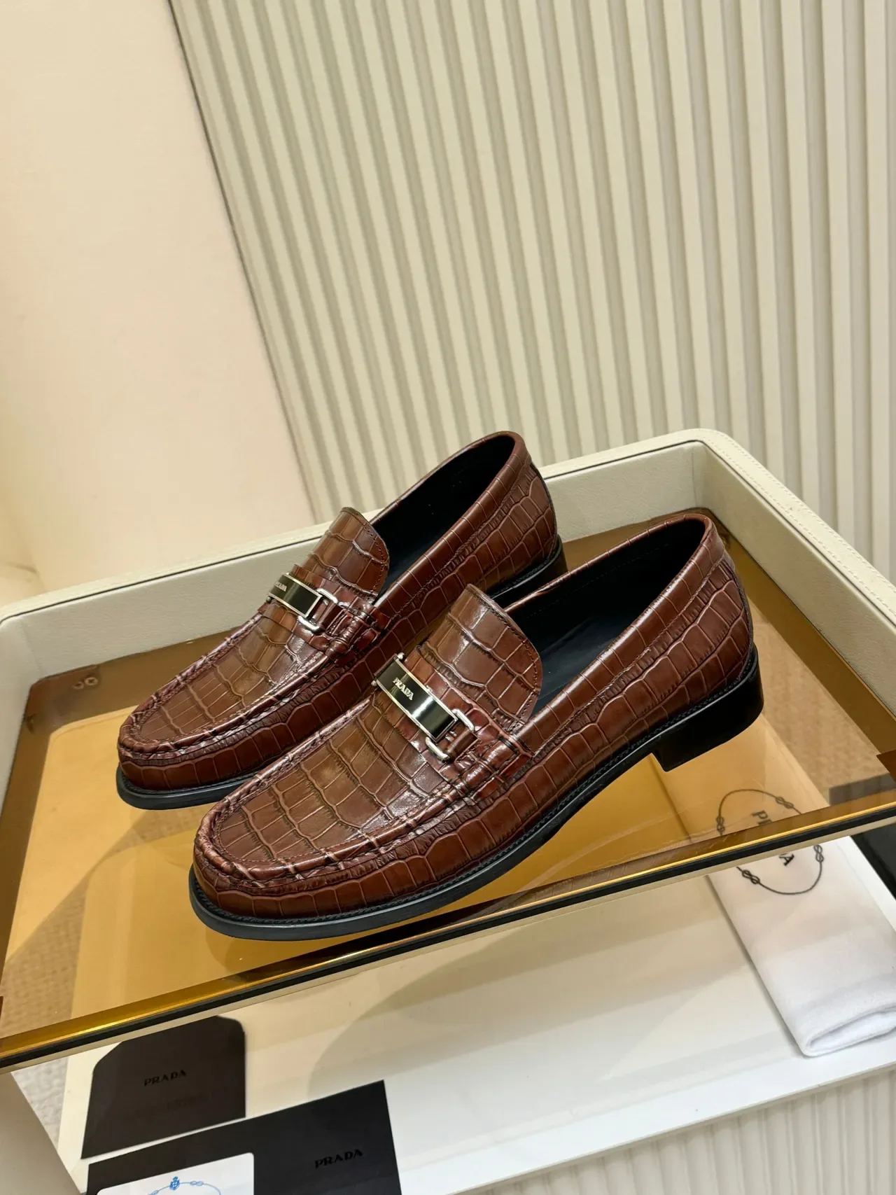 Mocassins Prada Marron Noir Cuir de Croc Embossé Boucle Plaque Métal 4