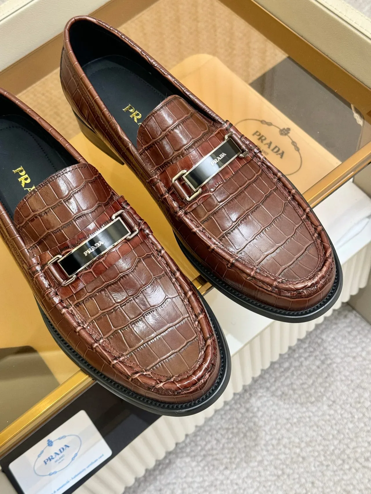 Mocassins Prada Marron Noir Cuir de Croc Embossé Boucle Plaque Métal 5