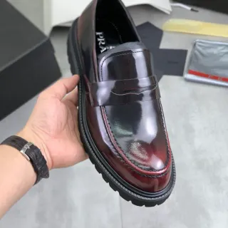 Prada Penny Loafer بورغوندي أسود لامع جلد لامع حزام Loafer