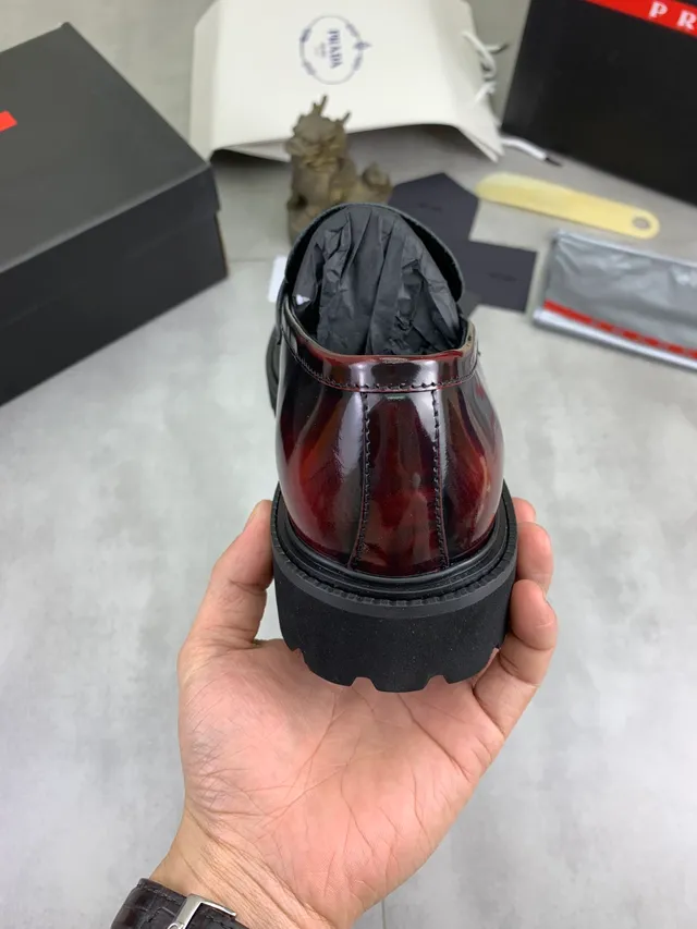 Prada Penny Loafer bordeaux noir brillant cuir patenté sangle Loafer 3