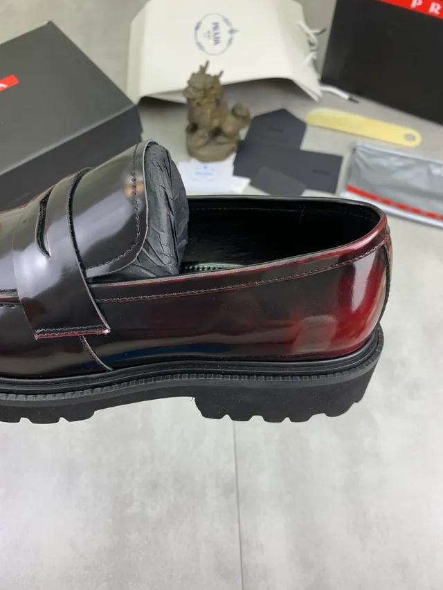 Prada Penny Loafer bordeaux noir brillant cuir patenté sangle Loafer 4