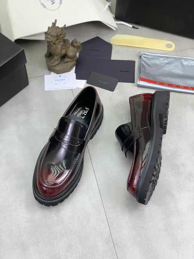 Prada Penny Loafer bordeaux noir brillant cuir patenté sangle Loafer 5