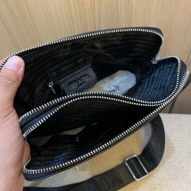 Prada Re-Edition 黑色压纹皮革信使包 2