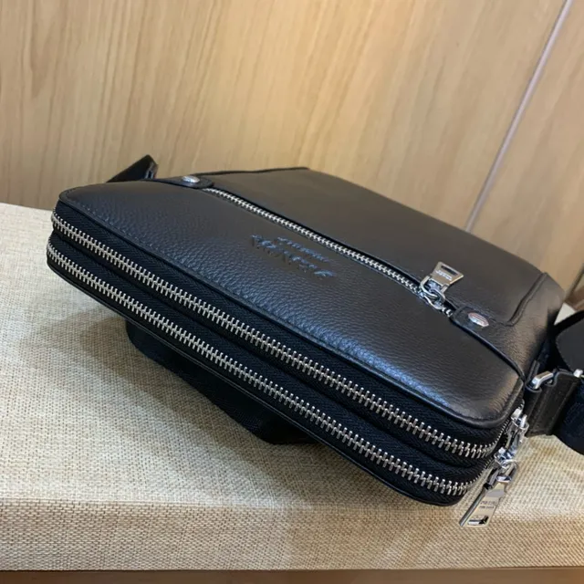 Prada Re-Edition 黑色压纹皮革信使包 3