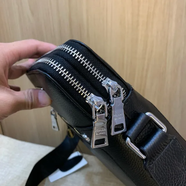 Prada Re-Edition 黑色压纹皮革信使包 4