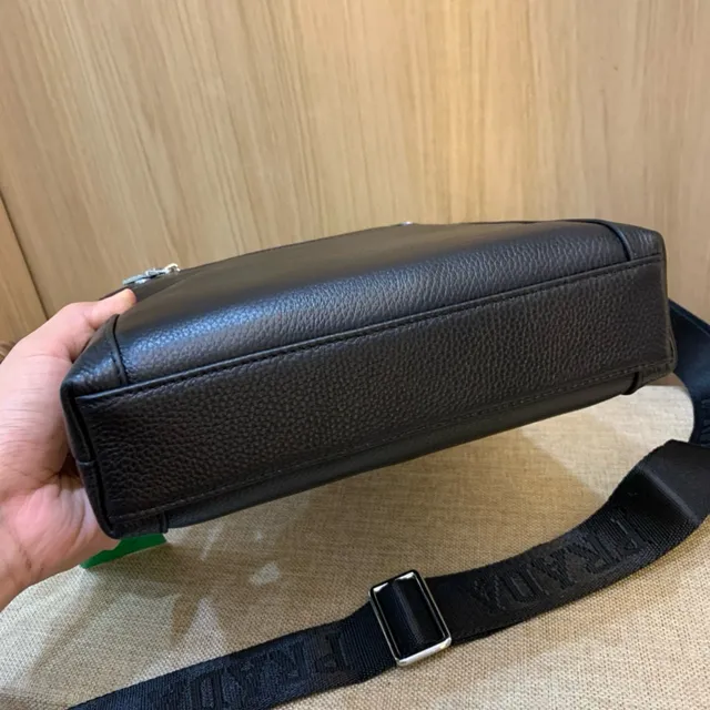 Prada Re-Edition 黑色压纹皮革信使包 5