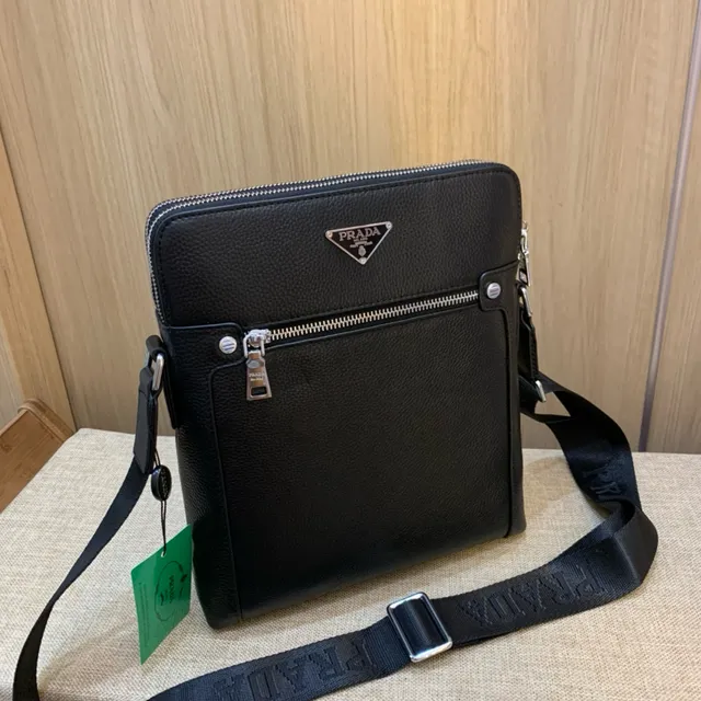 Prada Re-Edition 黑色压纹皮革信使包 6