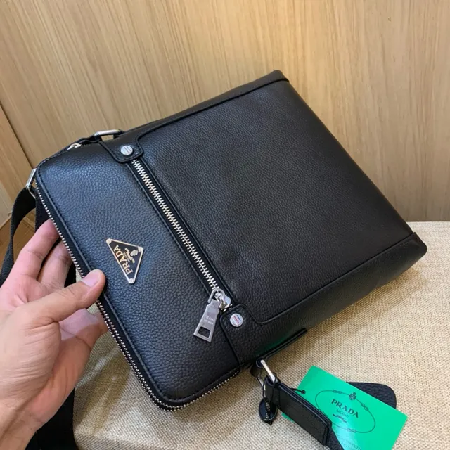 Prada Re-Edition 黑色压纹皮革信使包 7